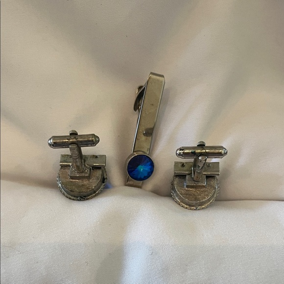 Silver and Blue Cuff Links with Tie Clip - Picture 3 of 5
